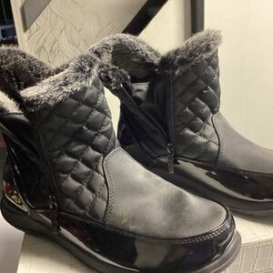 Totes Women's Size 9M Black Snow Boots Zippers Quilted Look PATENT LEATHER